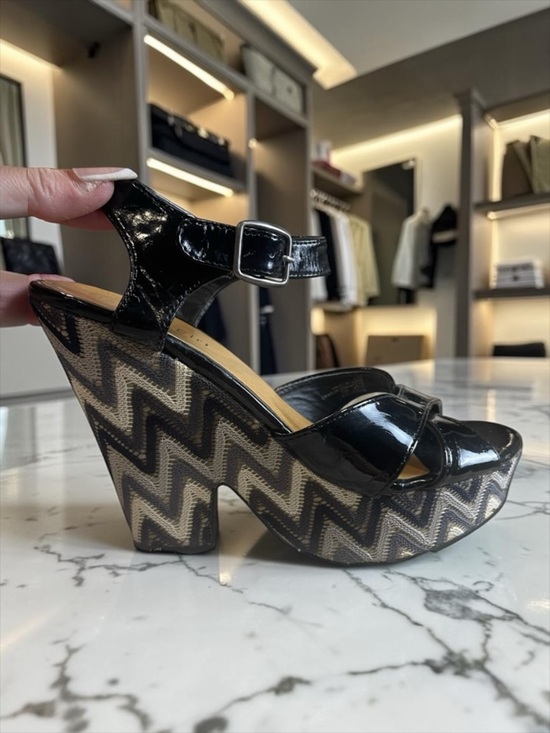 Madden Girl Shoes - Madden Girl Black and Cream Zigzag Platform Sandals women’s size 9